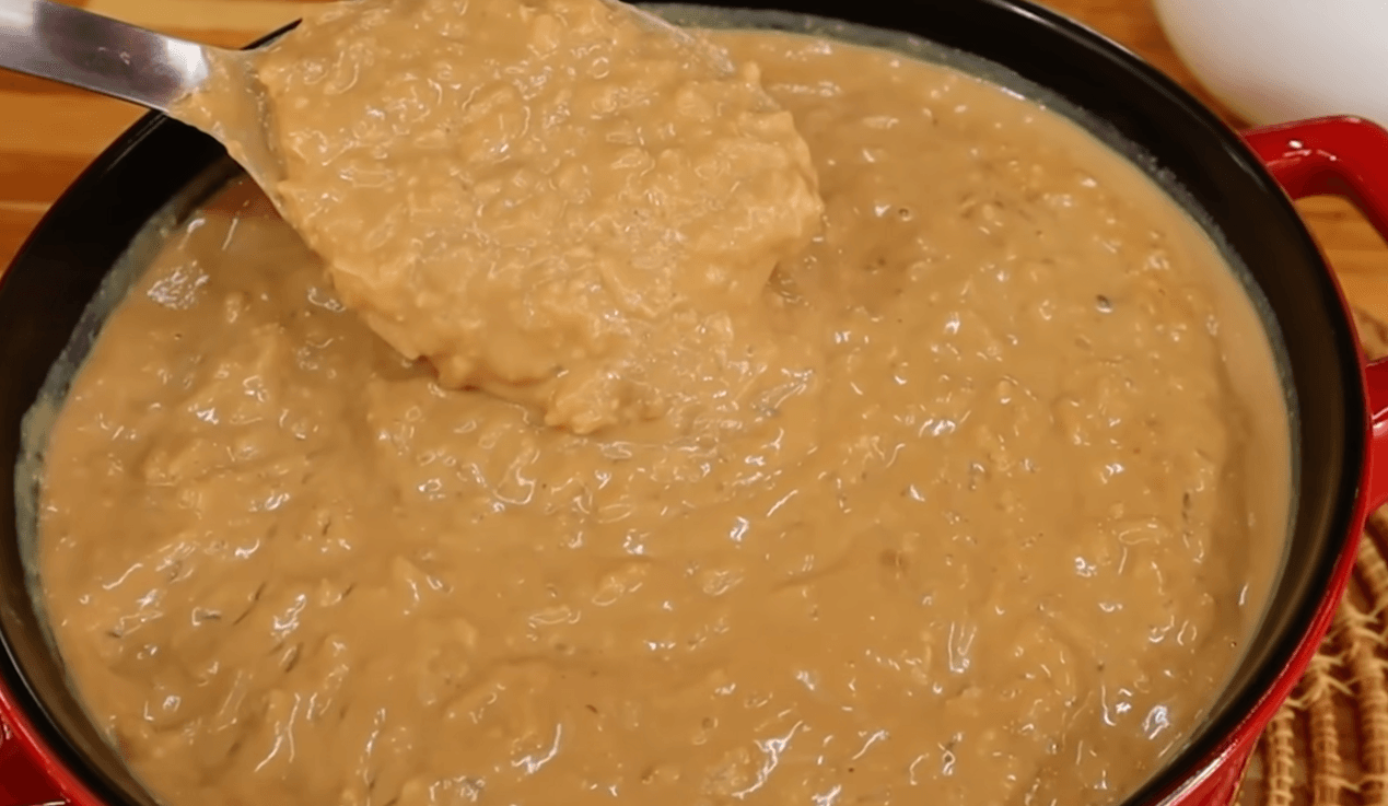 Creamy rice pudding with dulce de leche and coconut