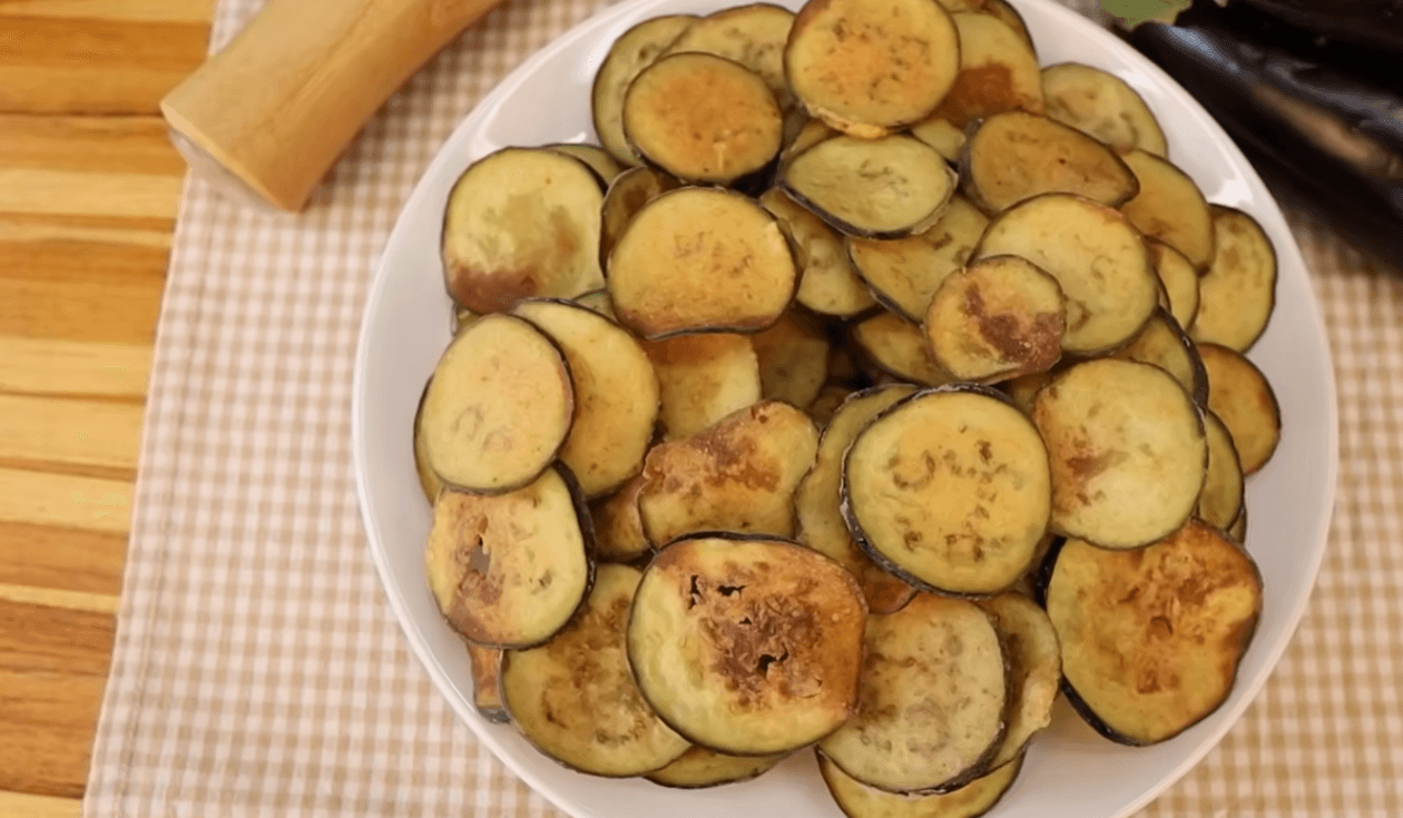 Homemade crispy and dry eggplant chips