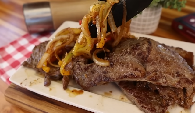 Easy Juicy Onion Steak with Bell Peppers – Simple and Delicious Homemade Recipe