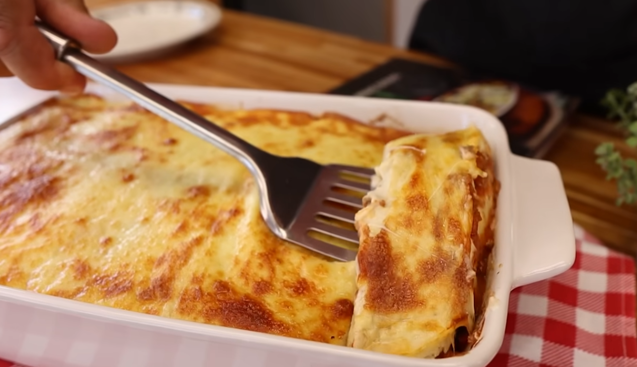 Oven-Baked Bolognese Pancakes with White Sauce (Easy)